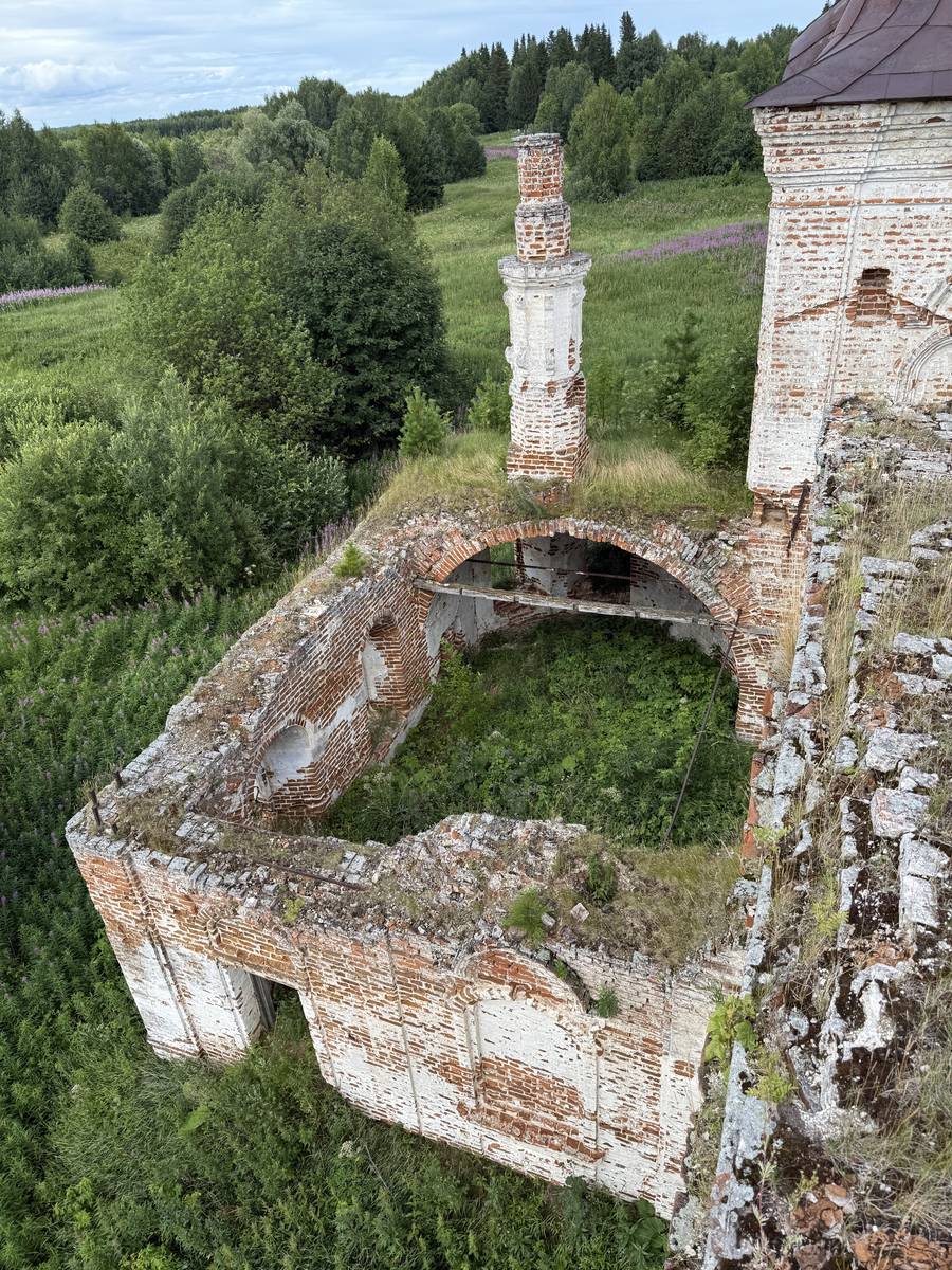 Церковь Прокопия и Иоанна Устюжских, Юровск (Уватский район, Тюменская область). архитектурные детали, Вид с запада на придел с колокольни