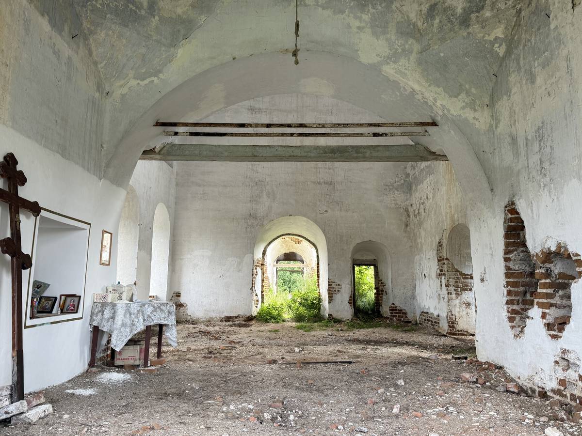 Церковь Прокопия и Иоанна Устюжских, Юровск (Уватский район, Тюменская область). интерьер и убранство, Вид с востока через окно алтаря