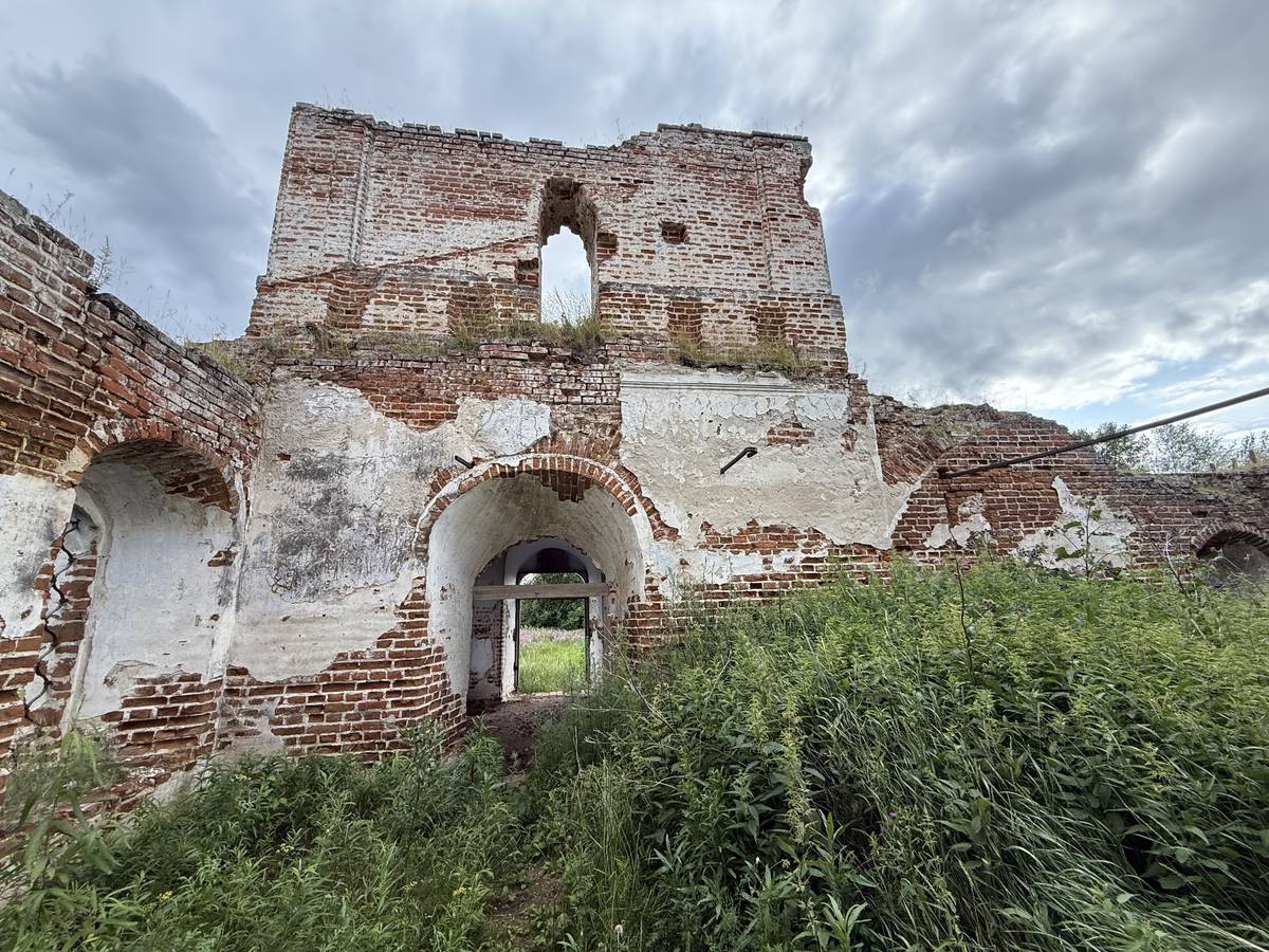 Церковь Прокопия и Иоанна Устюжских, Юровск (Уватский район, Тюменская область). интерьер и убранство, Вид с востока на трапезную и колокольню