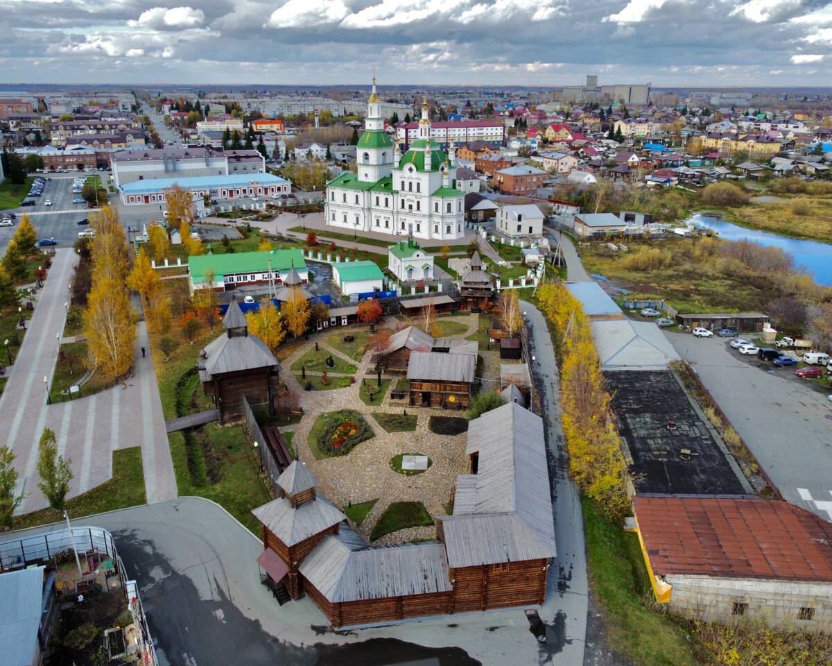 Собор Сретения Господня (новый), Ялуторовск (Ялуторовский район и г. Ялуторовск, Тюменская область). дополнительная информация, На фоне города