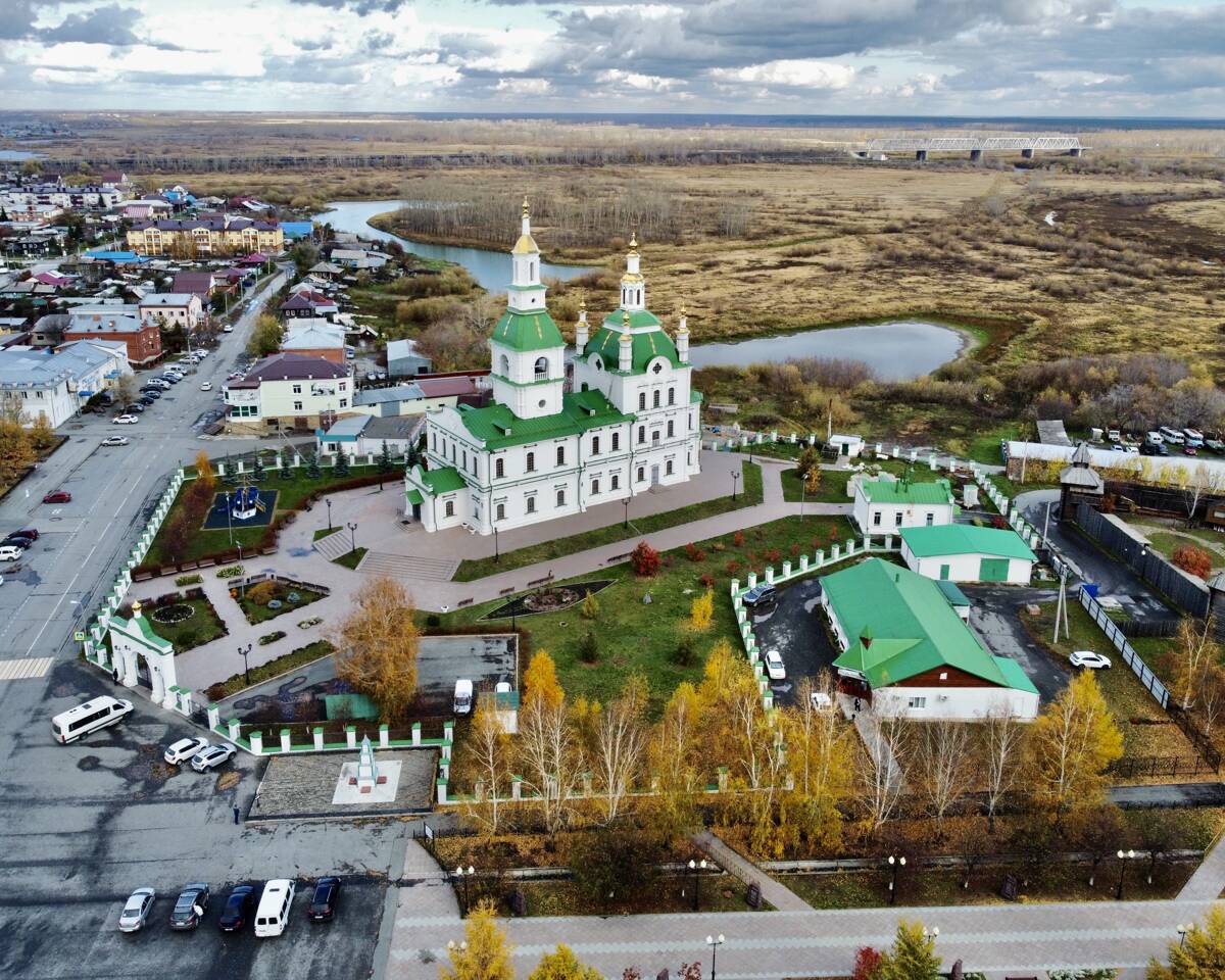 Собор Сретения Господня (новый), Ялуторовск (Ялуторовский район и г. Ялуторовск, Тюменская область). дополнительная информация, Вид с улицы Ленина