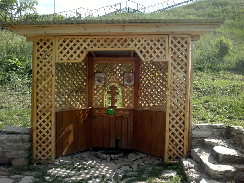 Часовня Димитрия Солунского, Ленино (Новошешминский район, Республика Татарстан). архитектурные детали, Родник и сень над ним