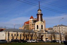 Москва. Колокольня неизвестной церкви при Хамовнических Казармах