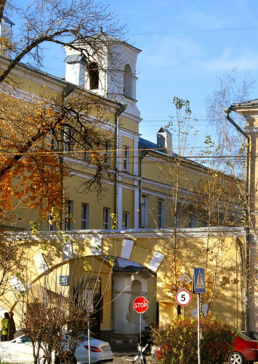 Домовая церковь Петра и Павла при Перновском полку в Хамовнических казармах, Хамовники (Центральный административный округ (ЦАО), г. Москва). фасады
