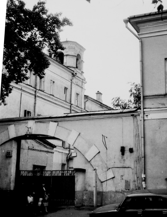 Домовая церковь Петра и Павла при Перновском полку в Хамовнических казармах, Хамовники (Центральный административный округ (ЦАО), г. Москва). фасады