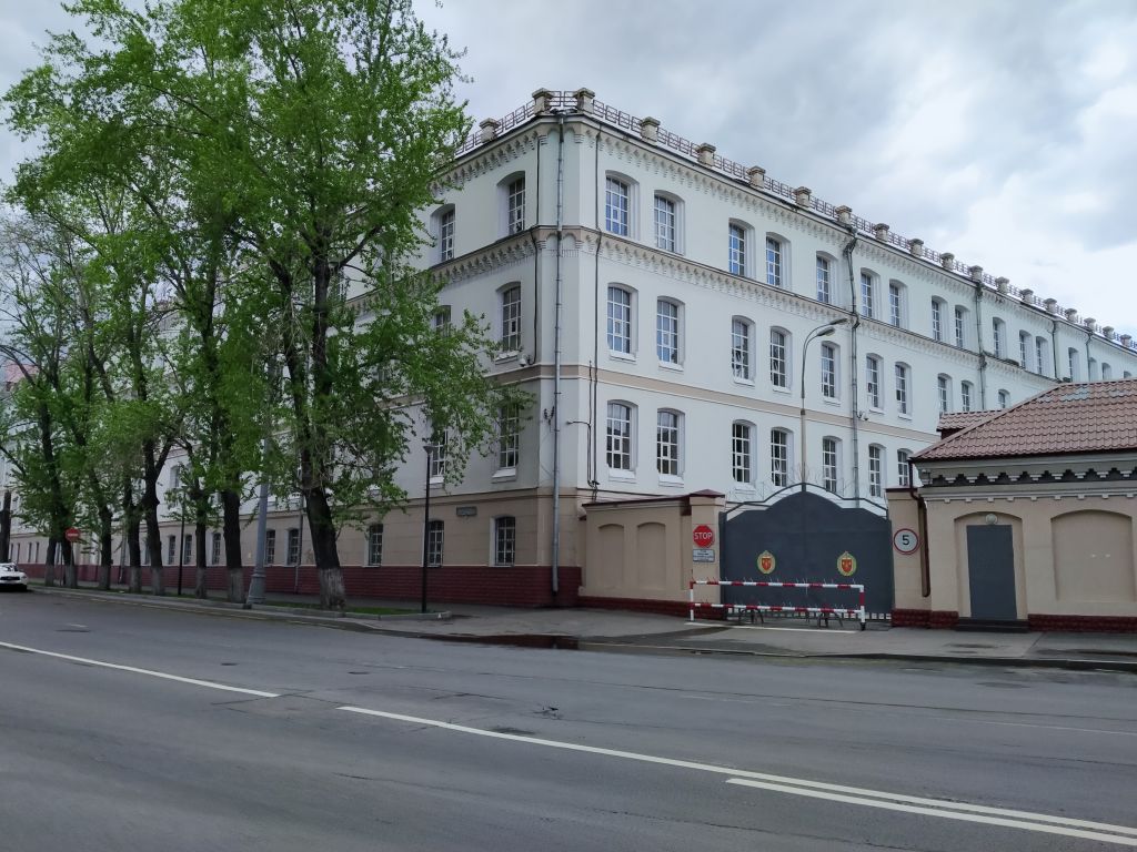 Домовая церковь Петра и Павла при 5-ом Гренадерском Киевском полку в Александровских казармах, Даниловский (Южный административный округ (ЮАО), г. Москва). фасады