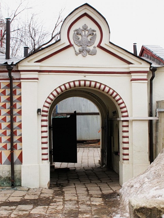 Тверской. Знаменский монастырь. фасады, Знаменский монастырь.Монастырский корпус, Ворота в ограде,вид с западной стороны.