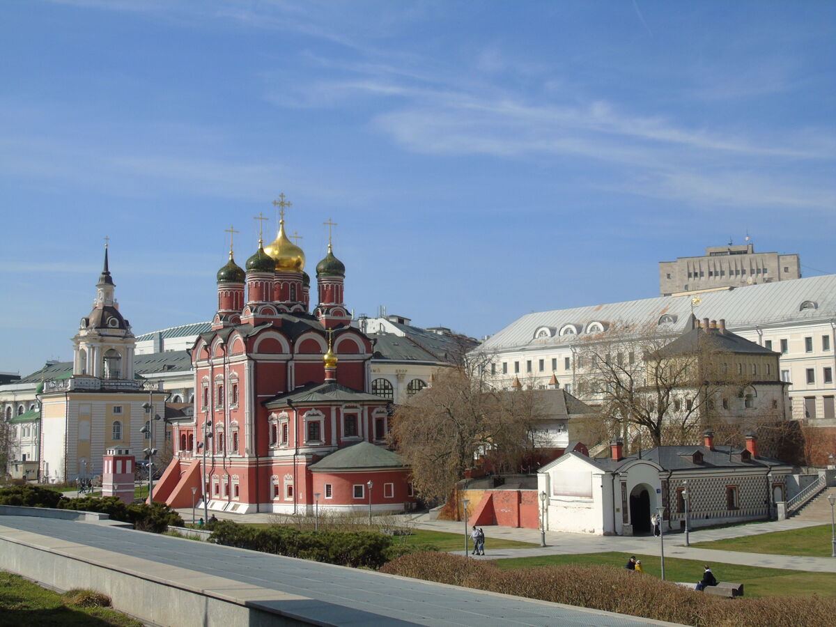 Знаменский монастырь, Тверской (Центральный административный округ (ЦАО), г. Москва). общий вид в ландшафте
