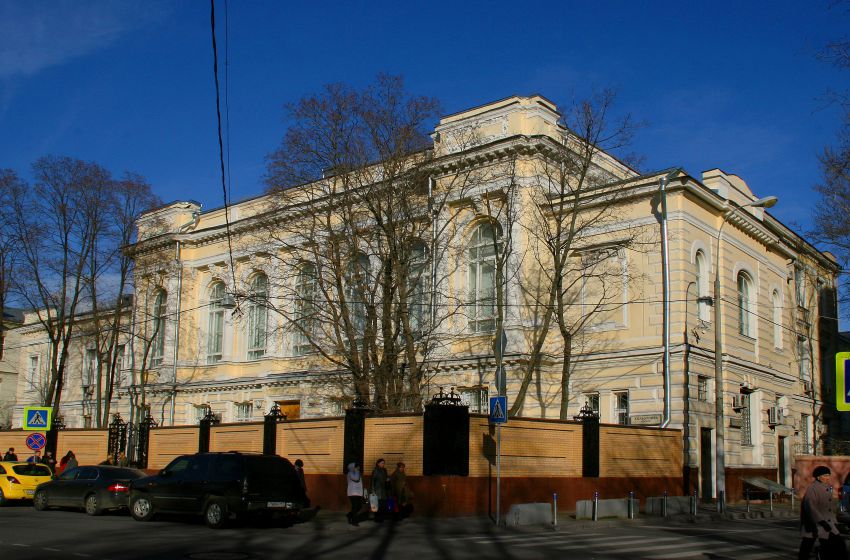 Домовая церковь Григория Богослова при бывшей 8-й мужской гимназии имени Г.П. Шелапутина, Хамовники (Центральный административный округ (ЦАО), г. Москва). фасады