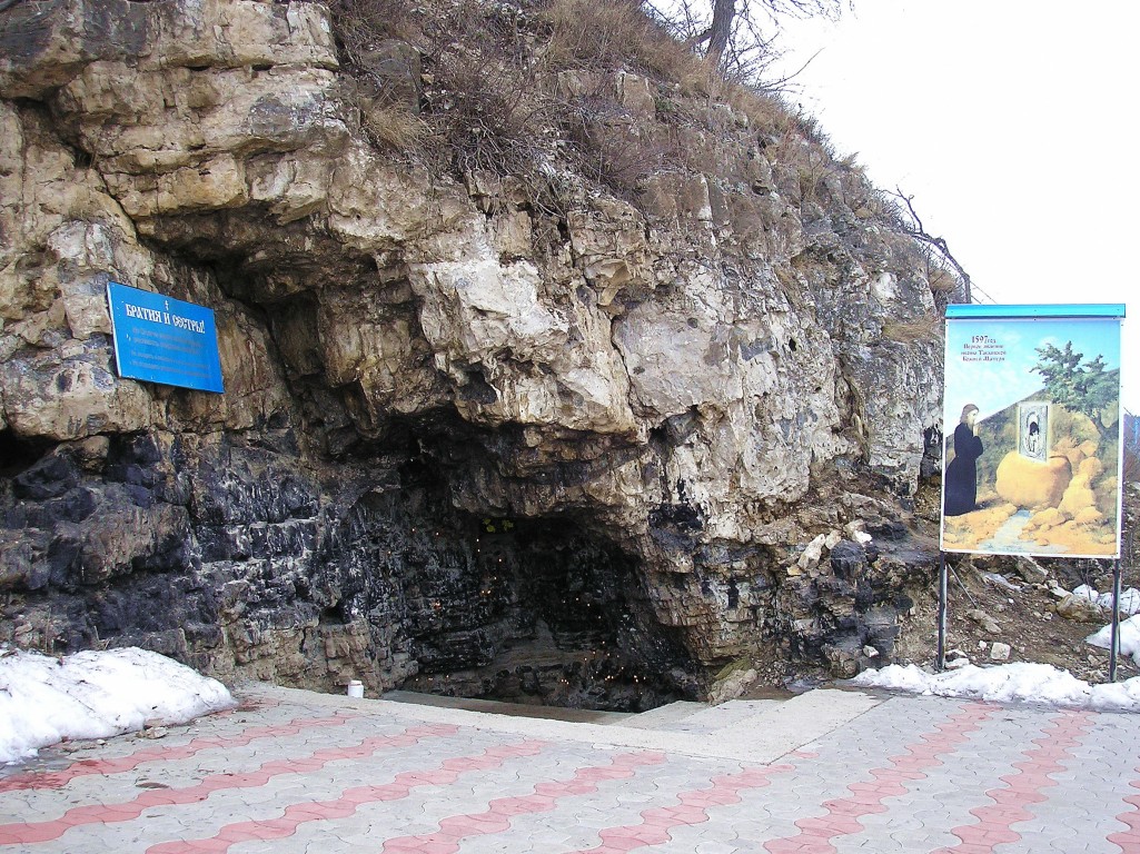 Богородице-Табынский женский монастырь, Курорта (Гафурийский район, Республика Башкортостан). дополнительная информация, Тот, кто бывал в этом месте, возможно будет удивлён отсутствием на снимке людей. Действительно, в гроте на месте обретения одного из наиболее почитаемых образов Божией Матери и вокруг него многолюдно круглый год и в любое время суток.