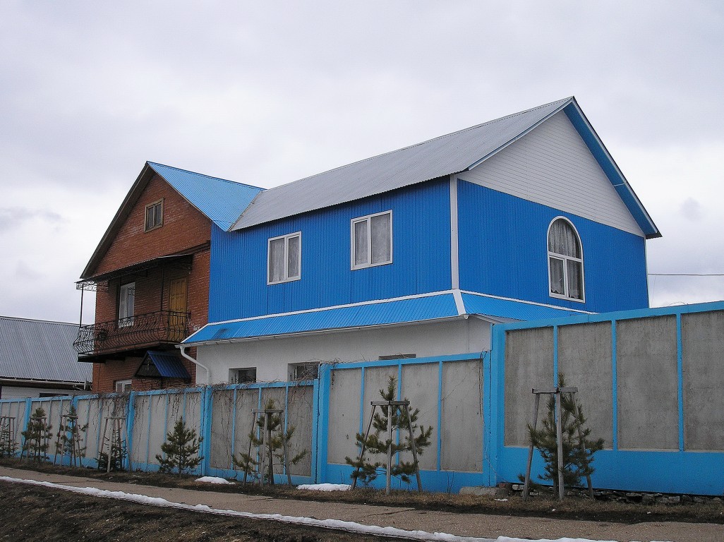 Богородице-Табынский женский монастырь, Курорта (Гафурийский район, Республика Башкортостан). дополнительная информация, Келейный и трапезный корпус. В настоящее время в нём пребывают лишь насельницы, которые несут послушание в трапезной и поддерживают порядок в храмах и на территории. Основной состав сестёр вместе с настоятельницей перебрался в скит в посёлке Пчелосовхоз и приезжает в монастырь только на службу. Видимо, на такой шаг насельницы монастыря пошли в поисках уединения, которое сделал невозможным постоянно растущий поток паломников.