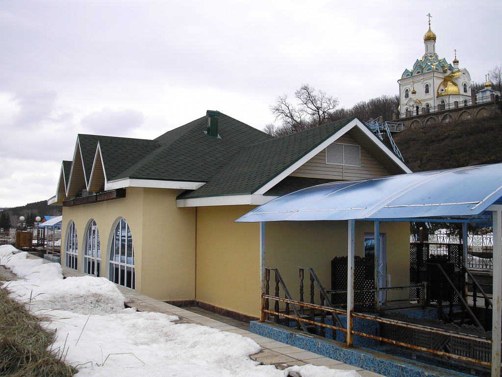 Богородице-Табынский женский монастырь, Курорта (Гафурийский район, Республика Башкортостан). дополнительная информация, Купальня на святом источнике. Температура воды в источнике в течение года практически не меняется и составляет 3-4 градуса.