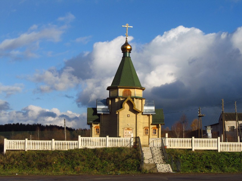 Церковь Николая Чудотворца, Бобино (Слободской район, Кировская область). фасады, Общий вид церкви, октябрь