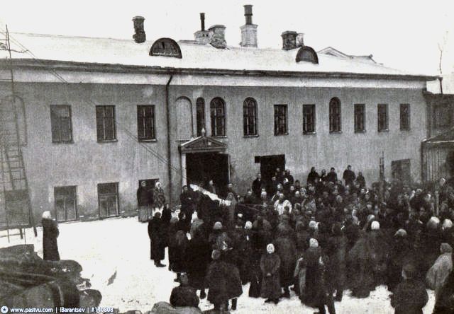 Домовая церковь Петра и Павла в доме Муравьева, Замоскворечье (Центральный административный округ (ЦАО), г. Москва). архивная фотография, Фото с сайта pastvu.com   Поднятие креста.
