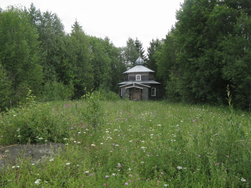 Часовня Троицы Живоначальной, Поповка (Вожегодский район, Вологодская область). общий вид в ландшафте