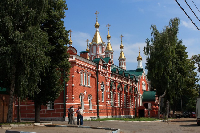 Кафедральный собор Воскресения Словущего, Ульяновск (Ульяновск, город, Ульяновская область). фасады, Южный фасад, видны пятиглавие и шатер над приделом Германа и Варсонофия Казанских
