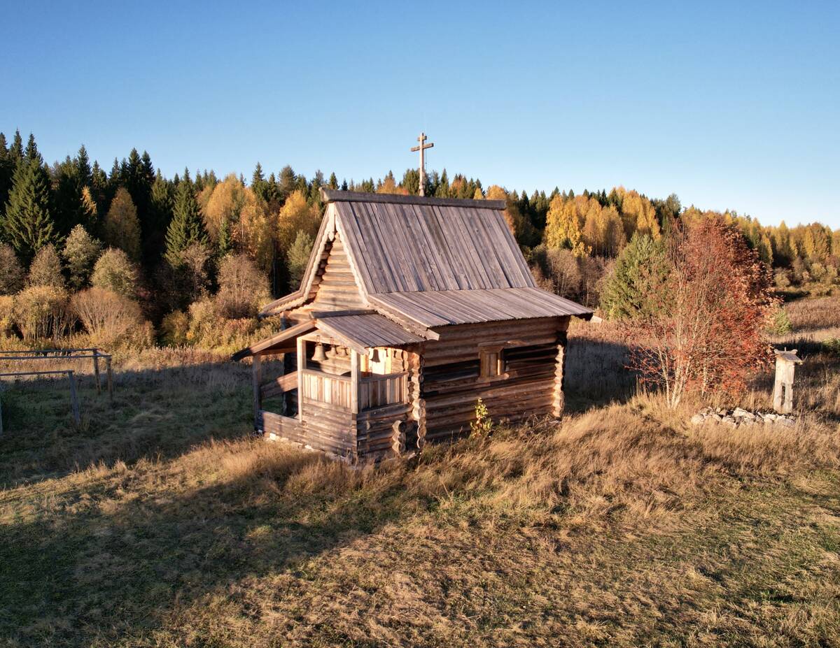 Часовня Георгия Победоносца, Ермолинская (Сюма) (Шенкурский район, Архангельская область). общий вид в ландшафте
