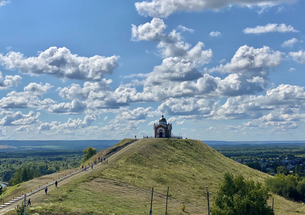 Часовня Николая Чудотворца на Никольской горе (новая), Сурское (Сурский район, Ульяновская область). общий вид в ландшафте, Вид с соседней горки