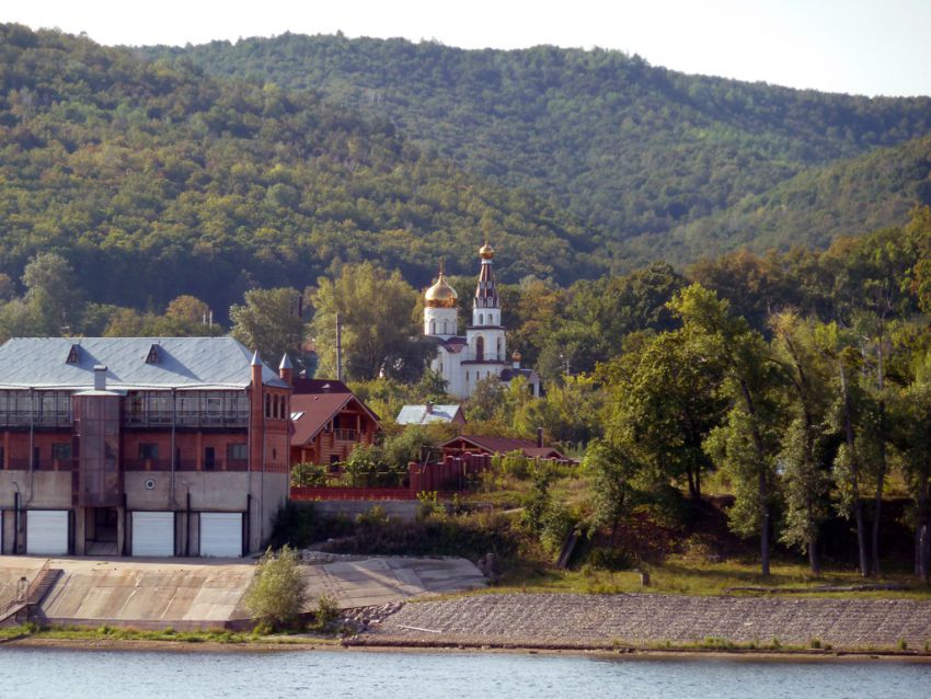 Церковь Николая Чудотворца, Солнечная Поляна (Жигулёвск, город, Самарская область). общий вид в ландшафте, Вид на церковь с Волги