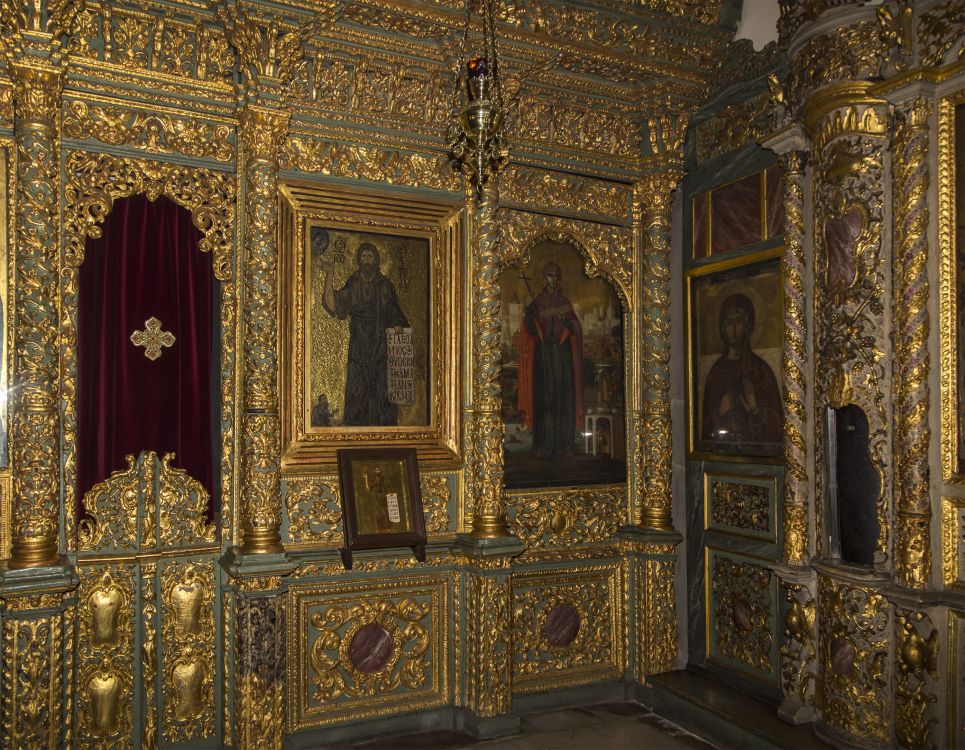 Церковь Георгия Победоносца, Стамбул (Стамбул, Турция). интерьер и убранство, в иконостасе -  мозаичная икона Иоанна Предтечи конца XI - начала XII вв. Справа - колонна бичевания.