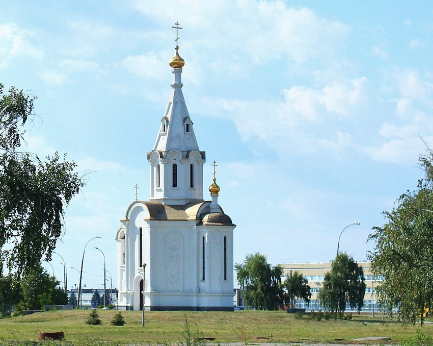 Церковь Михаила Архангела при АО «АвтоВАЗ», Тольятти (Тольятти, город, Самарская область). общий вид в ландшафте