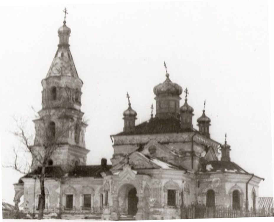    Село Скугареевка . Церковь Покрова Богородицы  . Фотография из архива Ивана Падерова   Источник : https://m.vk.com/wall-86702529_9482  . Сообщество ВК " Природа , антропология история Симбирского края " . Пост от 2 января 2021 г., общий вид в ландшафте. Церковь Покрова Пресвятой Богородицы, Скугареевка (Тереньгульский район, Ульяновская область)