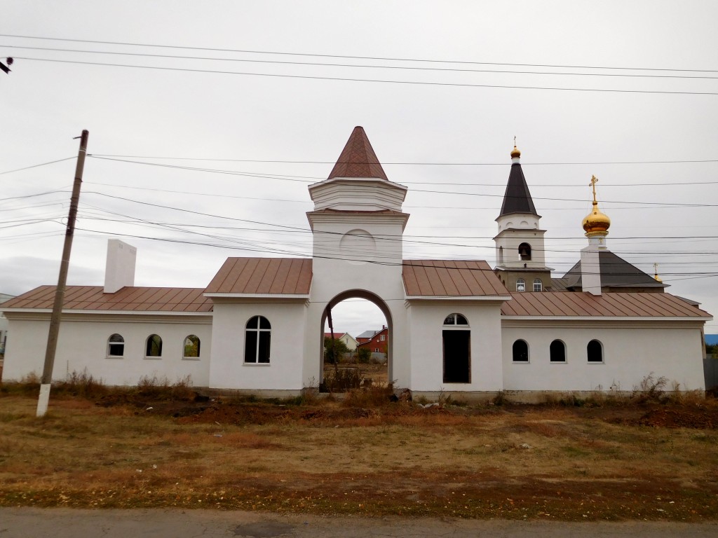 Подстёпки. Церковь Михаила Архангела. фасады, Трапезный корпус с воротами на территорию церкви