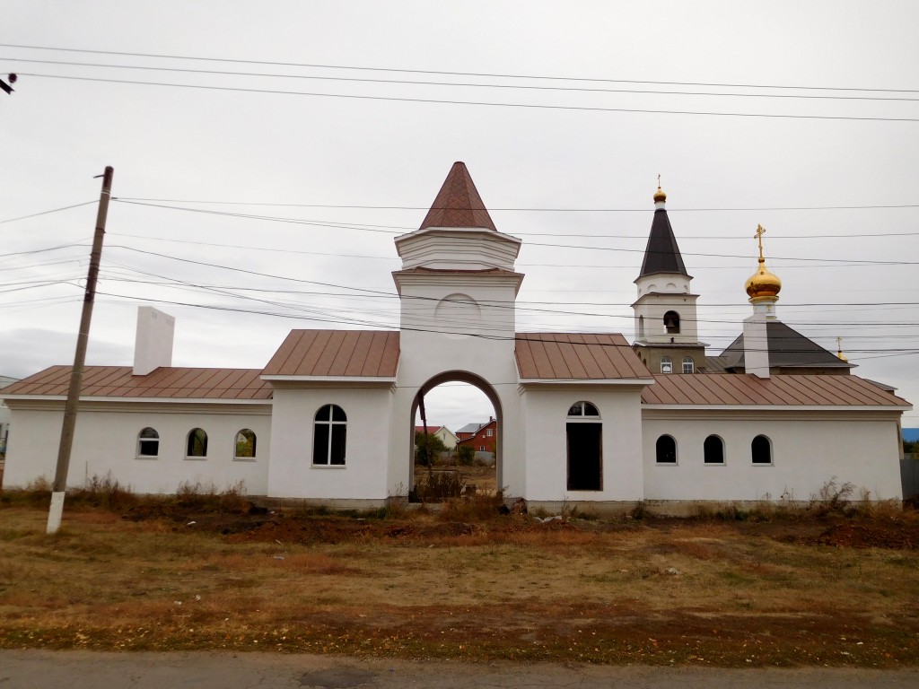 Церковь Михаила Архангела, Подстёпки (Ставропольский район, Самарская область). фасады, Трапезный корпус с воротами на территорию церкви