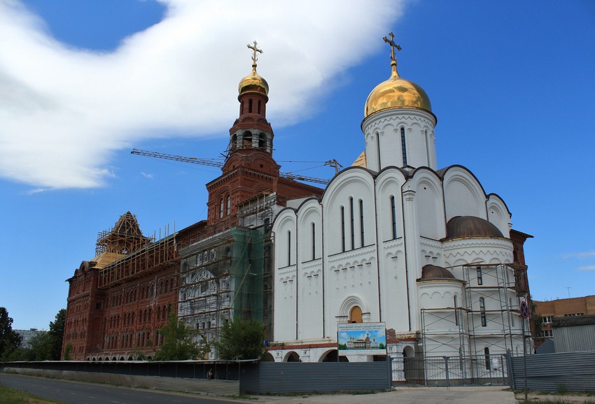 Церковь Трёх Святителей при Поволжском православном институте имени святителя Алексия, Тольятти (Тольятти, город, Самарская область). документальные фотографии, Строящееся здание института, вид по ул. Свердлова