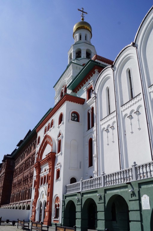 Церковь Трёх Святителей при Поволжском православном институте имени святителя Алексия, Тольятти (Тольятти, город, Самарская область). фасады, Храм Трёх Святителей Василия Великого, Григория Богослова и Иоанна Златоустого.