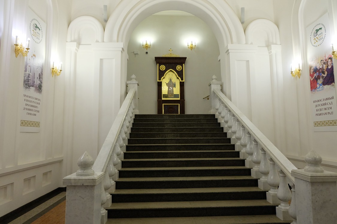 Церковь Трёх Святителей при Поволжском православном институте имени святителя Алексия, Тольятти (Тольятти, город, Самарская область). интерьер и убранство, Лестница, ведущая на 2 этаж в основной зал храма.