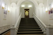 Церковь Трёх Святителей при Поволжском православном институте имени святителя Алексия, Лестница, ведущая на 2 этаж в основной зал храма.<br>, Тольятти, Тольятти, город, Самарская область