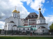 Церковь Трёх Святителей при Поволжском православном институте имени святителя Алексия, Слева на право: церкви Трех Святителей Великих и строящаяся церковь<br>, Тольятти, Тольятти, город, Самарская область