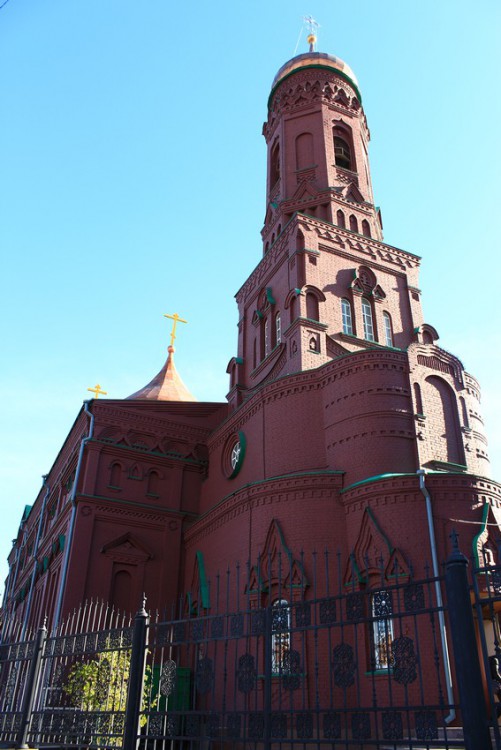 Тольятти. Церковь Казанской иконы Божией Матери. общий вид в ландшафте, Вид с северо-западной стороны, от стен дома причта