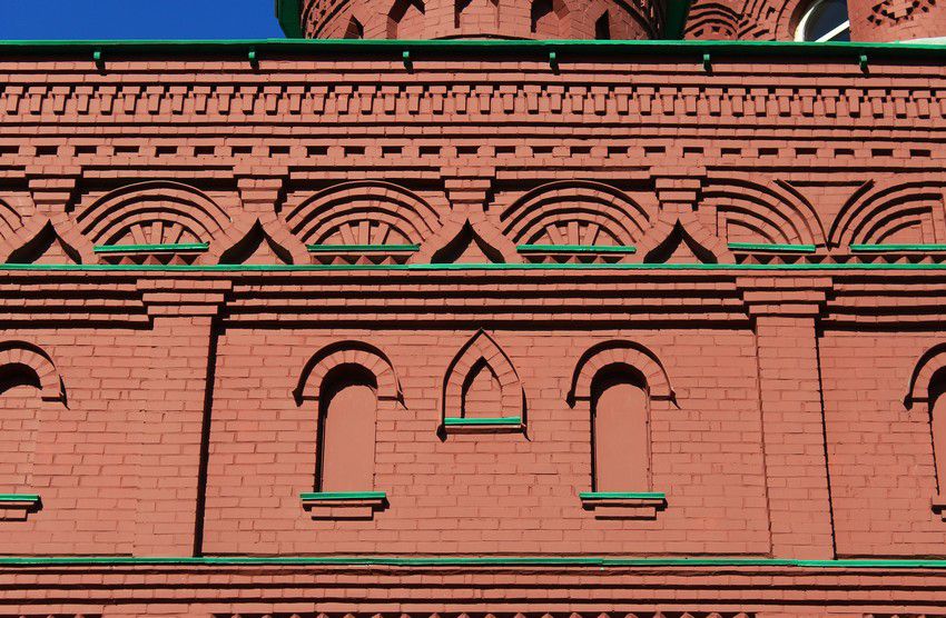 Церковь Казанской иконы Божией Матери, Тольятти (Тольятти, город, Самарская область). архитектурные детали, Верхний пояс кирпичной кладки основного объема