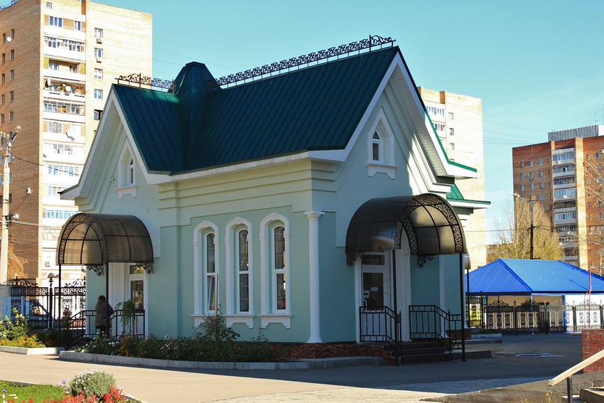 Церковь Тихона, Патриарха Всероссийского, Тольятти (Тольятти, город, Самарская область). дополнительная информация, Служебный дом причта с церковной лавкой на прихрамовой территории