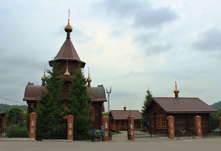 Церковь Владимира, митрополита Киевского, Жигулёвск (Жигулёвск, город, Самарская область). общий вид в ландшафте