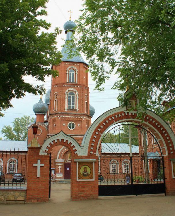 Церковь Иоанна Кронштадтского, Жигулёвск (Жигулёвск, город, Самарская область). общий вид в ландшафте