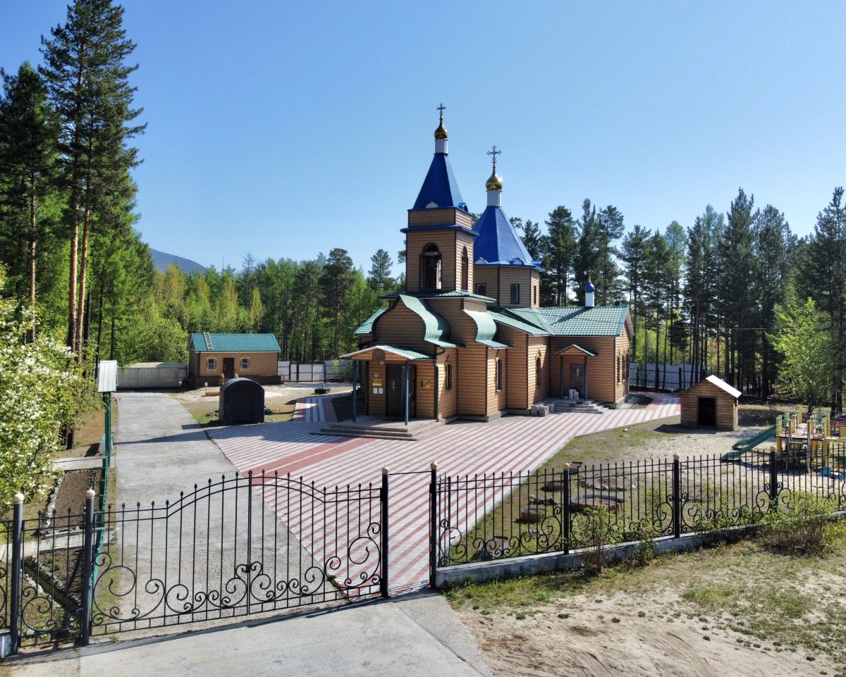 Церковь Успения Пресвятой Богородицы, Таксимо (Муйский район, Республика Бурятия). фасады, Вид со входа на территории храма