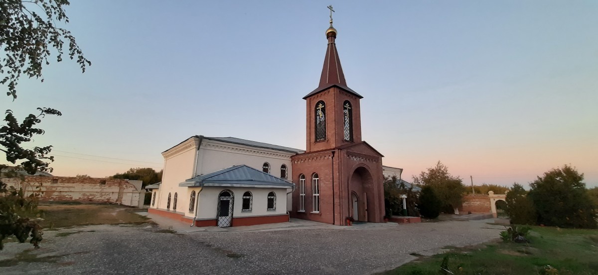 Троицкий Каменно-Бродский мужской монастырь, Госконюшня, посёлок (Ольховский район, Волгоградская область). фасады