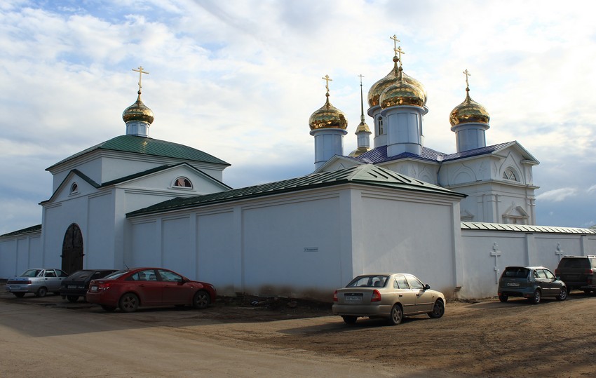 Благовещенский скит, Фёдоровка (Тольятти, город, Самарская область). фасады, Вид скита с улицы. Слева - северные ворота, справа за оградой - церковь Благовещения