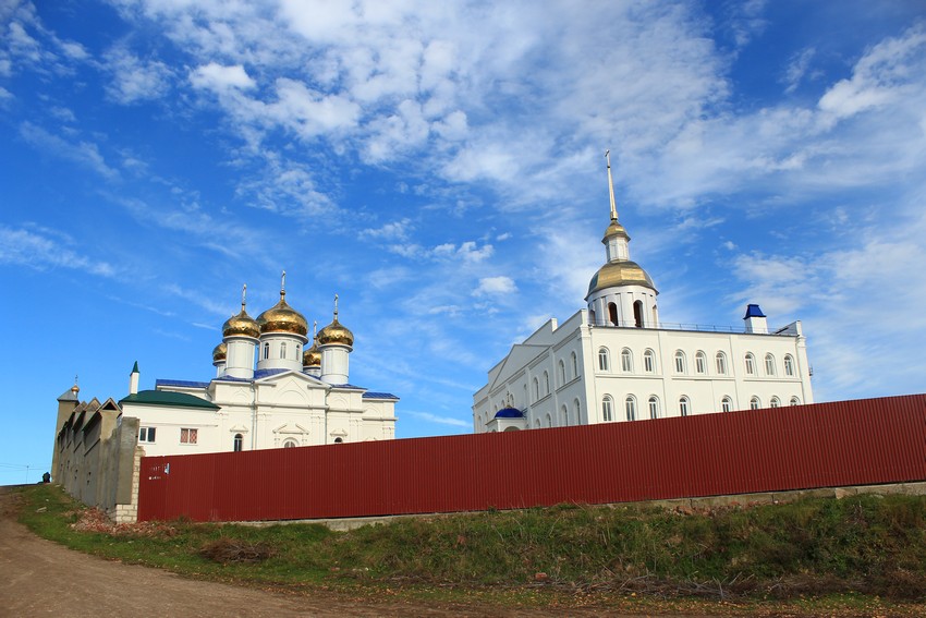 Фёдоровка. Благовещенский скит. общий вид в ландшафте, Вид со спуска к берегу Волги. Слева - церковь Благовещения, справа - церковь Варвары