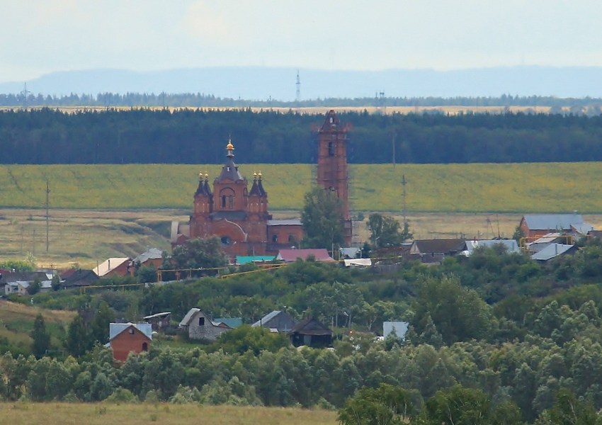 Церковь Космы и Дамиана, Мусорка (Ставропольский район, Самарская область). общий вид в ландшафте, Церковь в панораме села, вид с дороги Ташелка - Новая Бинарадка