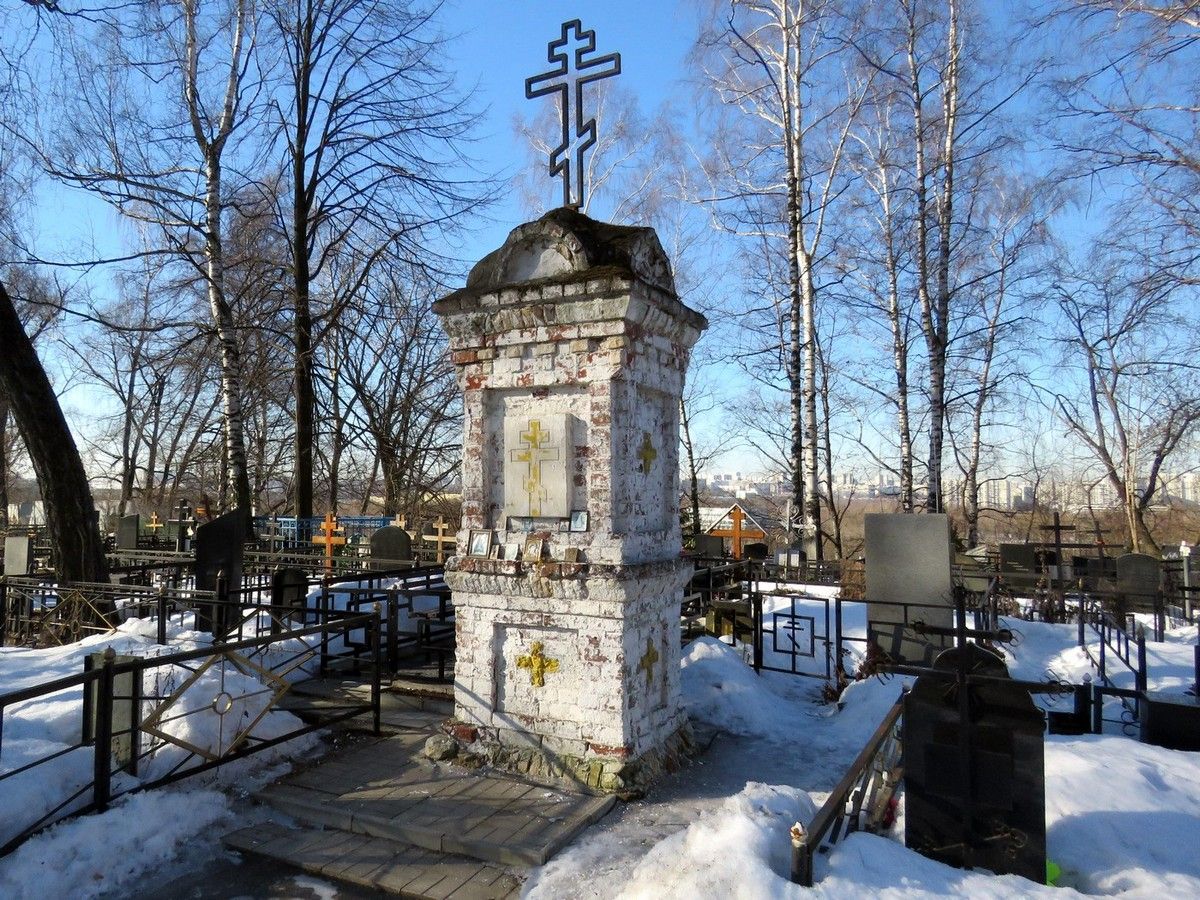 Капотня. Часовенный столб на Капотненском кладбище. фасады