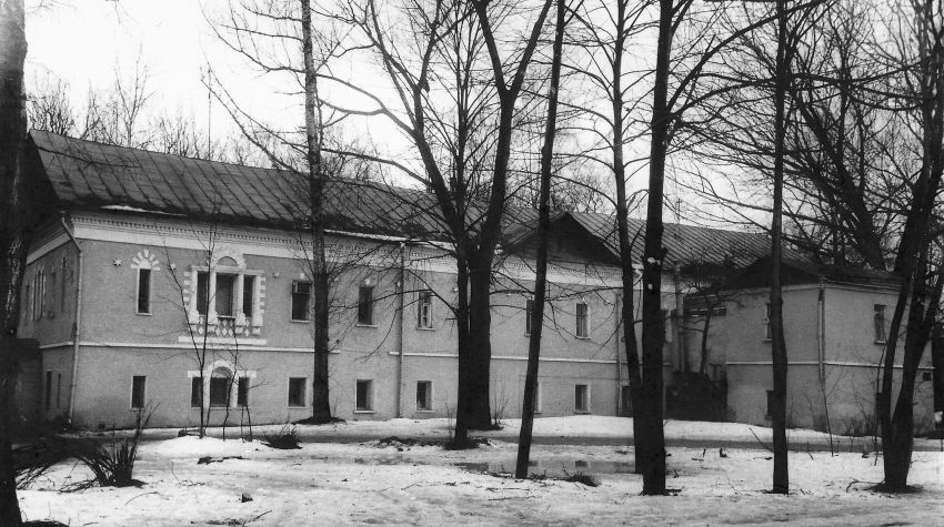 Преображенское. Моленная Покрова Пресвятой Богородицы в женской половине бывшего Преображенского богадельного дома. фасады