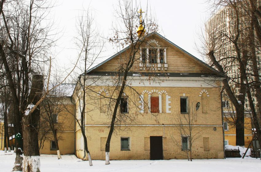 Преображенское. Моленная Покрова Пресвятой Богородицы в женской половине бывшего Преображенского богадельного дома. фасады