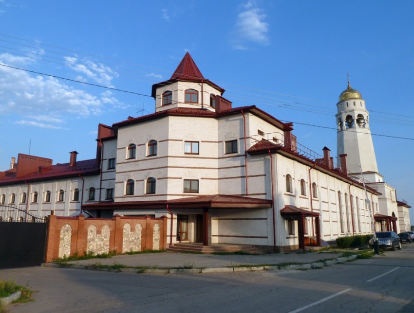 Богородичный Казанский мужской монастырь, Винновка (Ставропольский район, Самарская область). фасады, Вид на монастырский комплекс с сельской дороги