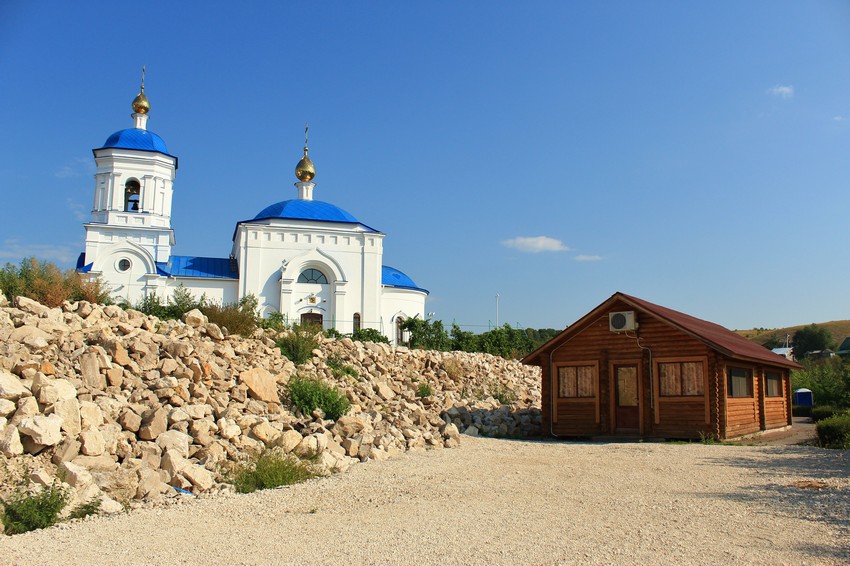 Винновка. Богородичный Казанский мужской монастырь. фасады, Вид на Казанскую церковь и дом рыбного хозяйства с берега Волги