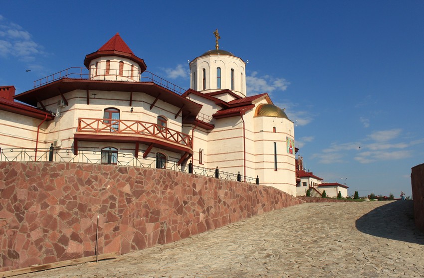 Богородичный Казанский мужской монастырь, Винновка (Ставропольский район, Самарская область). фасады, Юго-восточная башня каре келейных корпусов и Троицкая церковь, справа - спуск к Волге с большой монастырской площади