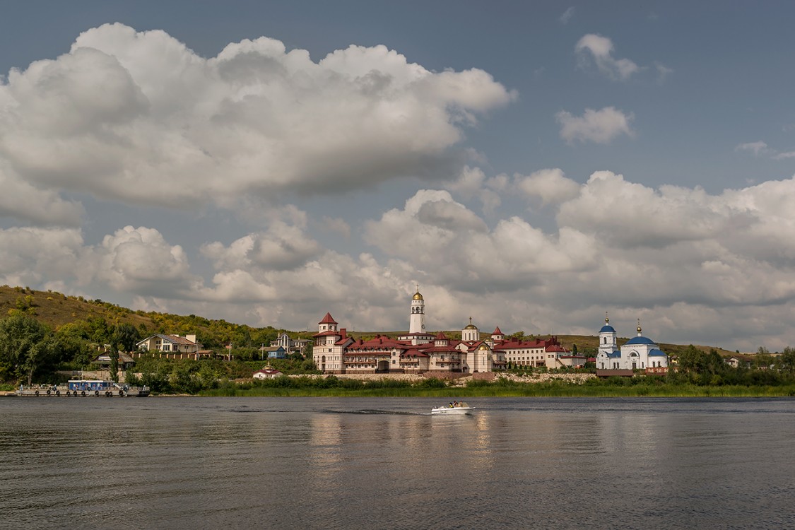 Винновка. Богородичный Казанский мужской монастырь. общий вид в ландшафте